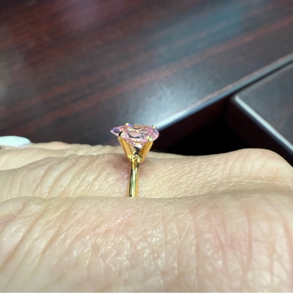 Avon Diamond style CZ pear Pink Teardrop Gem Goldtone Ring NIB size 9 - Picture 6 of 6
